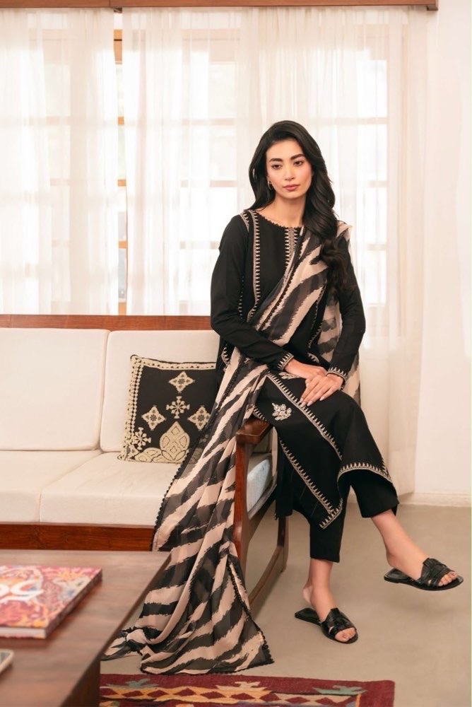 Zoomed in resham thread embroidery on Multani Khaddi Susi KH-214 multani khaddi susi Pakistani ladies collection