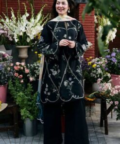 High definition fabric weave and sleeve embroidery of Pezwaan SK-707 winter dhanak Pakistani ladies collection