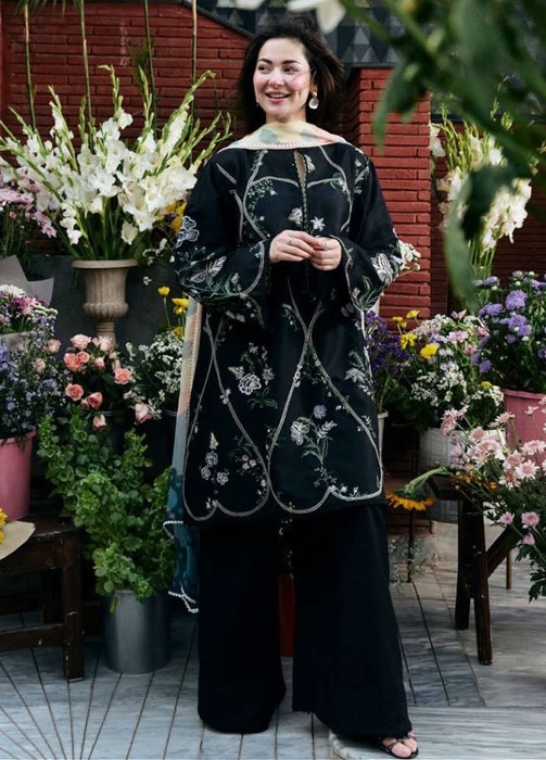 High definition fabric weave and sleeve embroidery of Pezwaan SK-707 winter dhanak Pakistani ladies collection