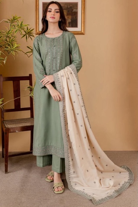 Zoomed in resham thread embroidery on Republic by womenswears SK-688 winter dhanak Pakistani ladies collection