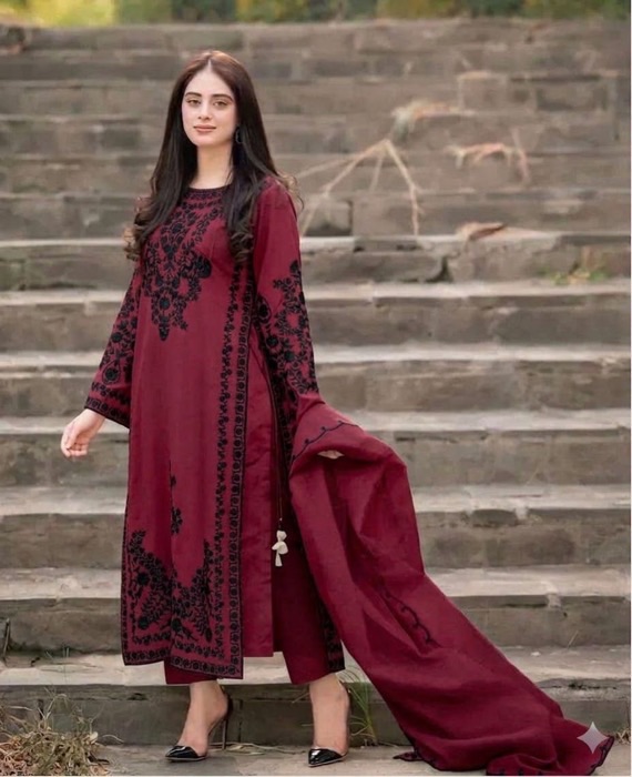 Zoomed in resham thread embroidery on Jazmin SK-696 winter dhanak Pakistani ladies collection
