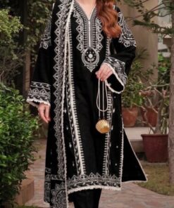 Zoomed in resham thread embroidery on Asim Jofa SK-683 winter dhanak Pakistani ladies collection