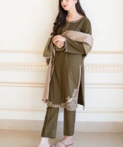 Zoomed in resham thread embroidery on Khaadi SK-678 winter dhanak Pakistani ladies collection